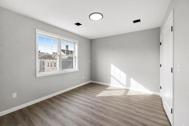 Building Photo - 550 Spring St