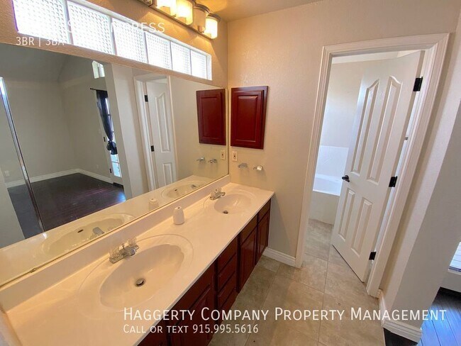 Building Photo - East El Paso 3 bed Refrig A/C with Loft an...