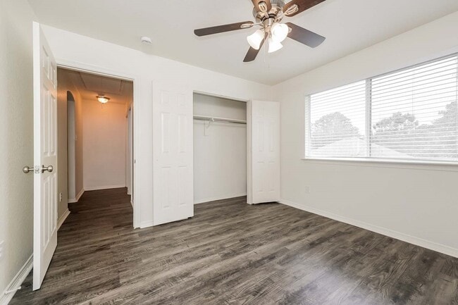 Building Photo - 8518 Sports Haven Dr