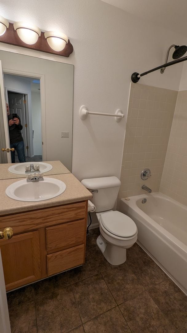 Building Photo - NICE 3 BDRM, 3 BATH, 2-CAR GARAGE + CLUBHO...