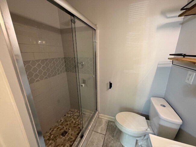 Building Photo - 3 Bedrooms | 2 Bathrooms | Rosewood Area