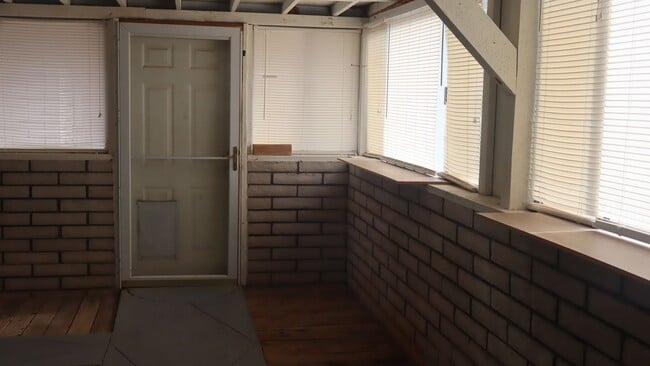 Building Photo - 90 NE Freihage Dr