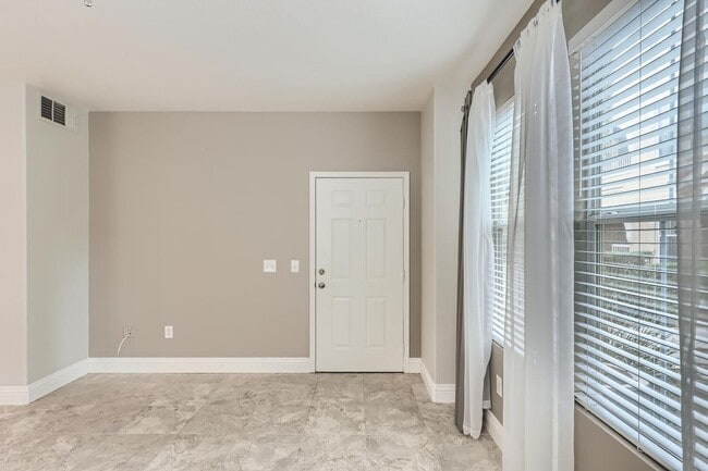 Building Photo - HIGHLY DESIRABLE UPGRADED ONE BEDROOM COND...