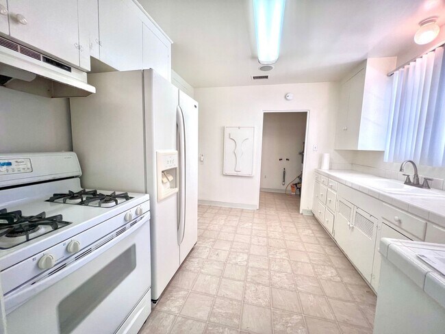 Building Photo - Cozy 2-Bedroom Home in San Bernardino $2,6...