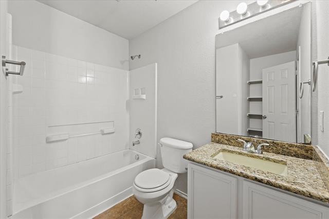 Building Photo - 2743 Hacienda Lake Dr