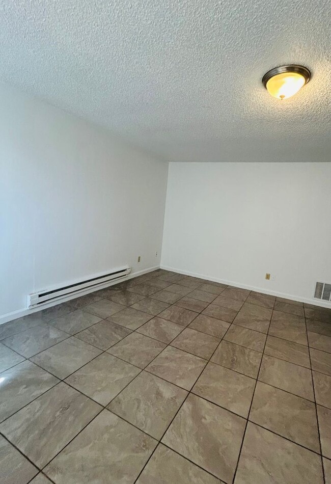 Building Photo - 3 bed 2 bath