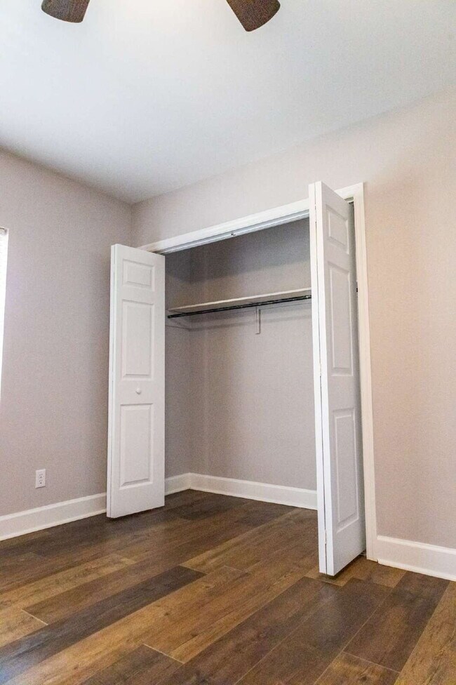 Building Photo - Newly Renovated 2 BR/1BA Luxury Apartment Home