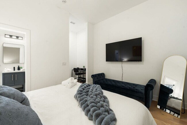 Building Photo - 1941 W Augusta Blvd