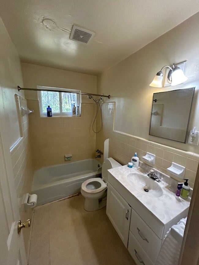 Building Photo - 194 VFW Dr