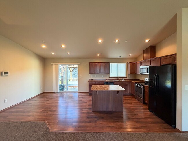 Building Photo - Now renting 3 bedroom House