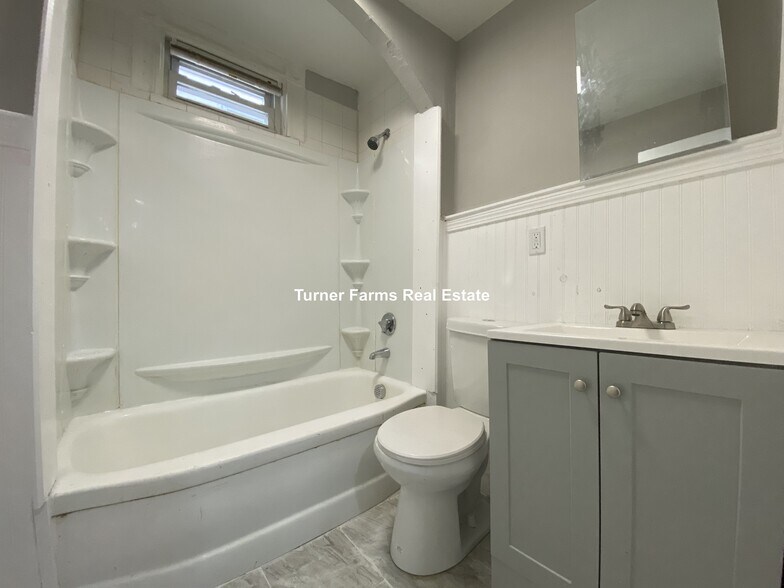 Building Photo - 35 Humphreys St