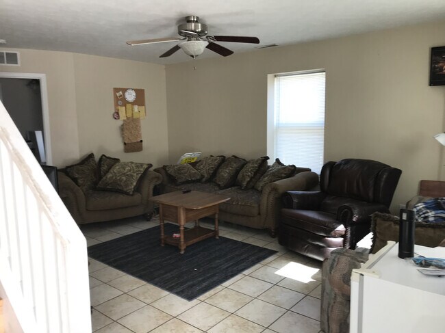 Building Photo - 908 W Mill St