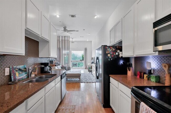 Building Photo - 2931 E 12th St