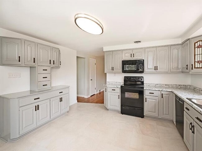 Building Photo - 2977 Chautauqua Dr