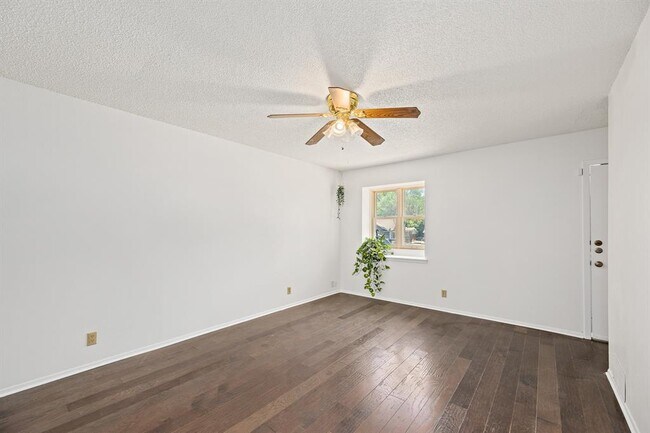 Building Photo - 806 Easy Day Cove