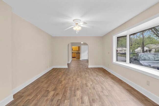 Building Photo - Spacious 5BR Home with Fenced Backyard in Norfolk