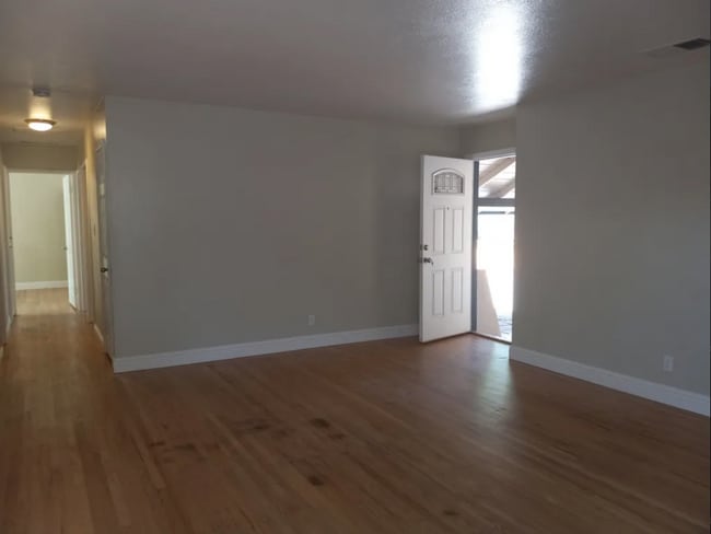 Building Photo - 360 Lovers Ln