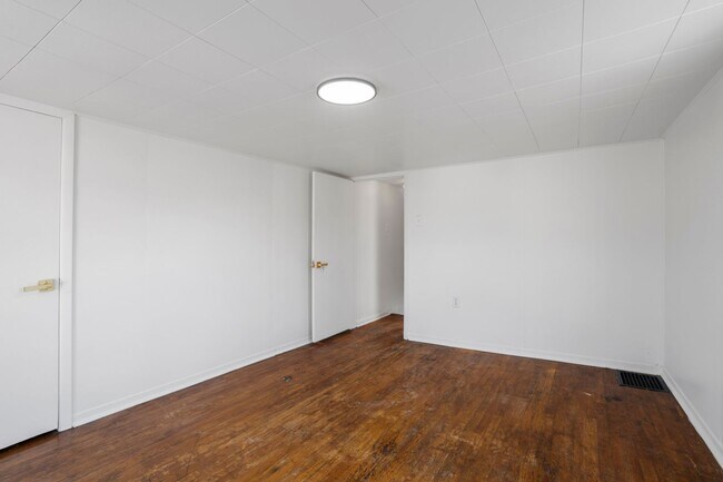 Building Photo - 117 River Ave