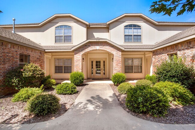 Building Photo - 3 bed, 2 bath Condo - MOVE IN SPECIAL!!!!
