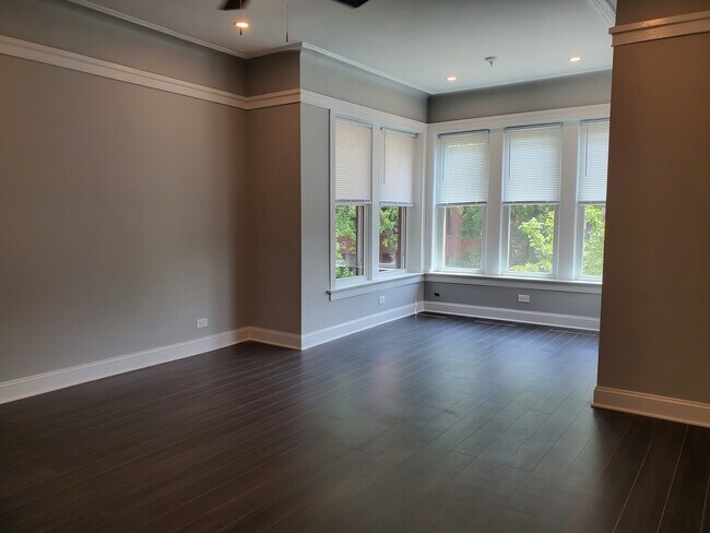 Building Photo - 1322 W Ardmore Ave