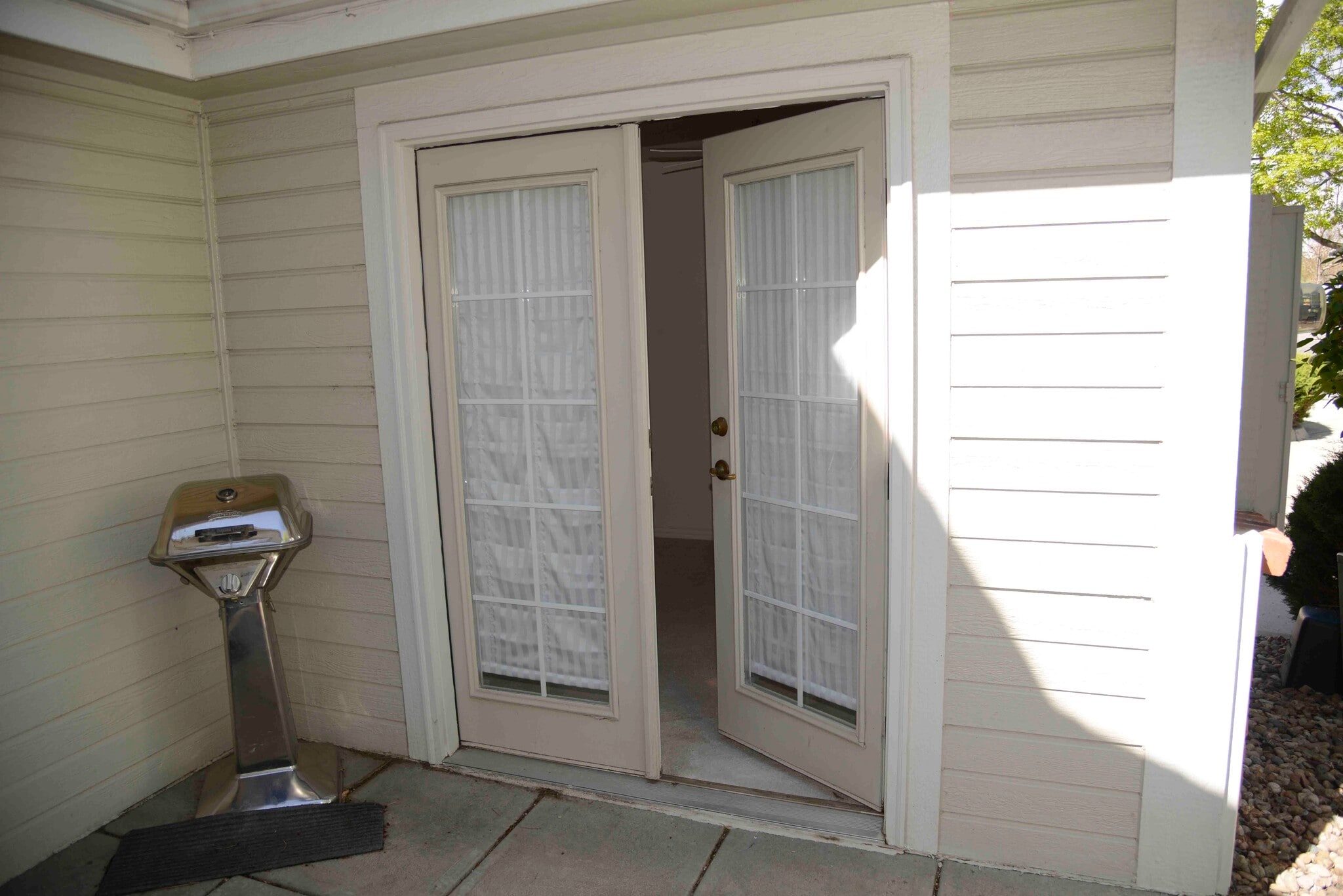 Side Room - 648 S Yarrow St