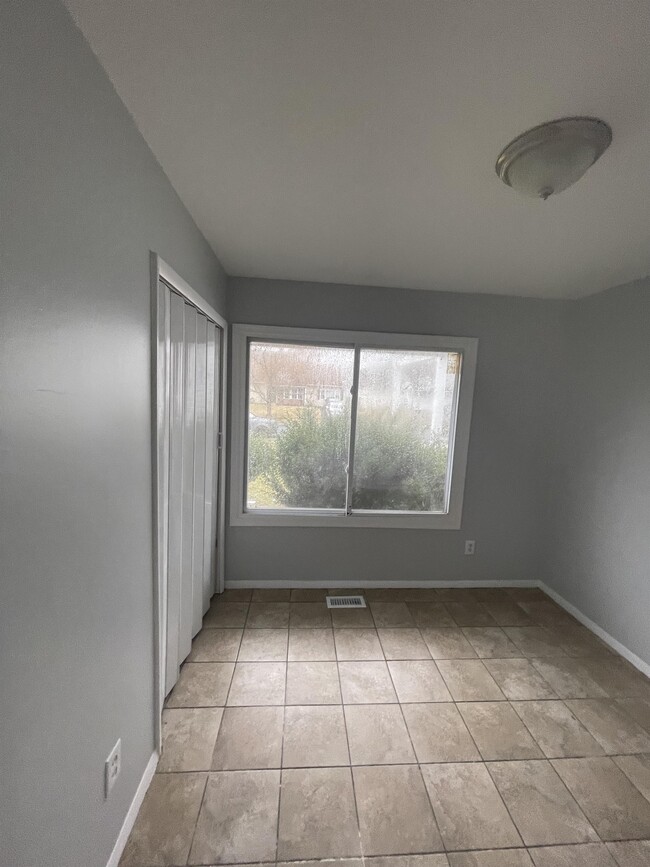 Building Photo - 37 Pershing Ln