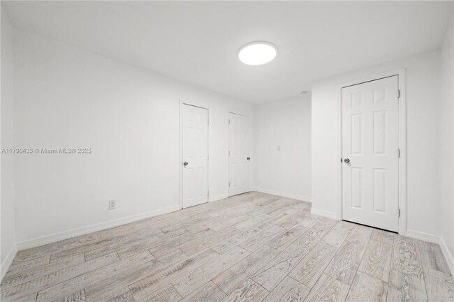 Building Photo - 1041 NE 9th Ave