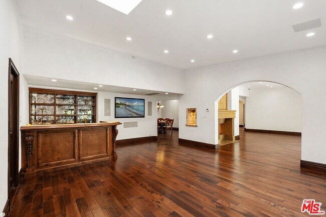 Building Photo - 2108 San Ysidro Dr