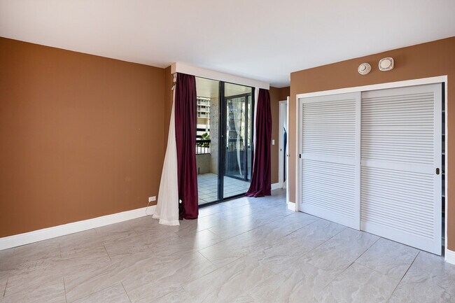 Building Photo - 2215 Aloha Dr