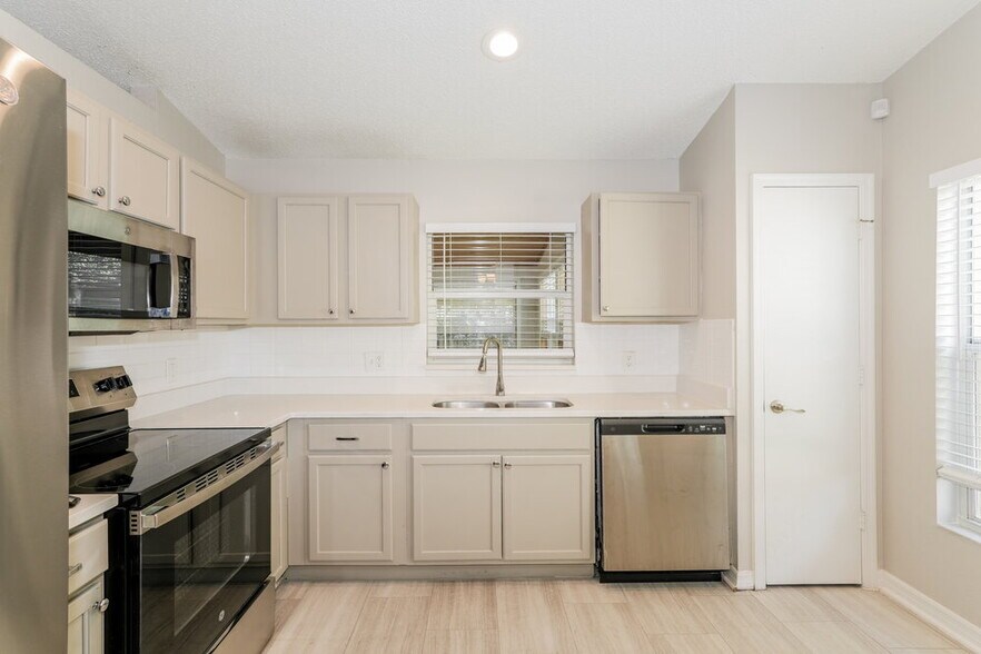 Building Photo - 26808 Haverhill Dr