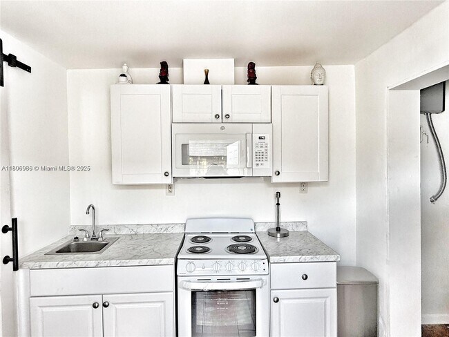 Building Photo - 7031 SW 27th St