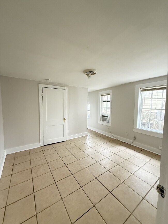 Building Photo - 4129 Prytania St