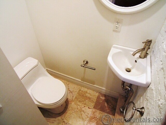 Building Photo - 2 bedroom, 2.5 bathroom brick townhouse