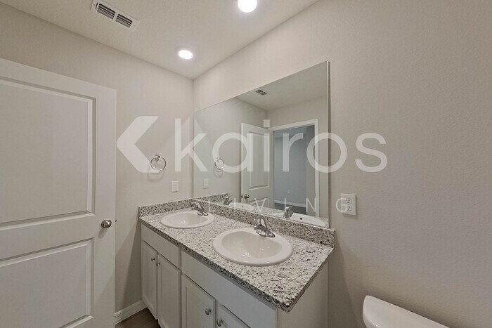Building Photo - 8670 SW 43rd Ter