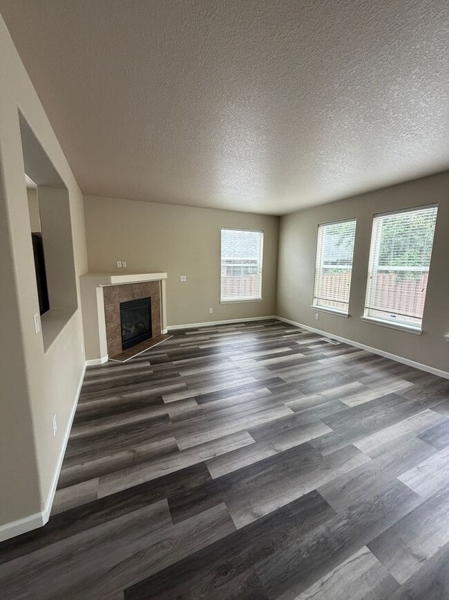 Building Photo - 6108 NE 84th Ave