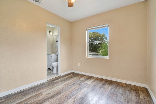 Building Photo - 2183 Crandon Ave