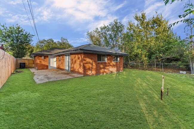 Building Photo - 3034 Akard St