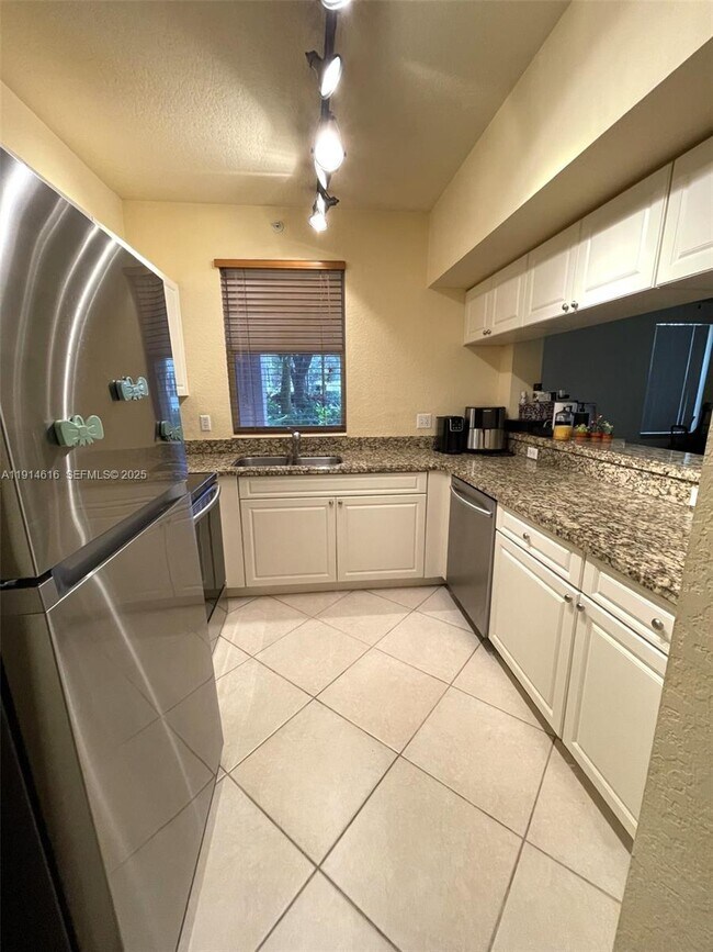 Building Photo - 6584 W Sample Rd