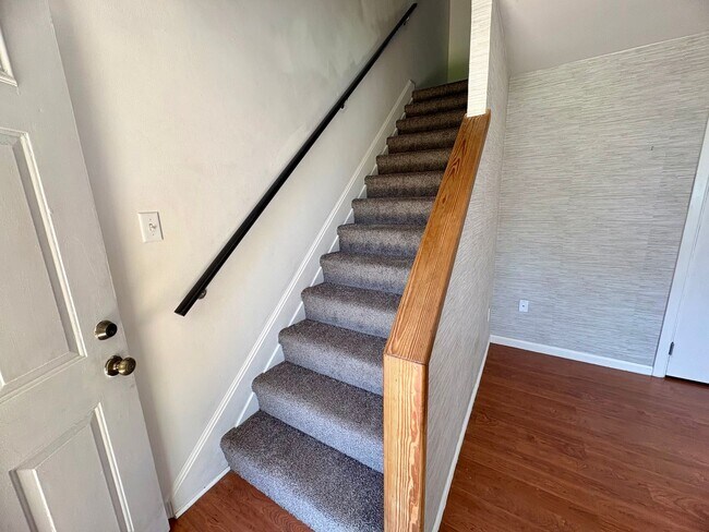 Building Photo - 2 Bedroom 1 Bathroom Townhome Available in Lancaster!