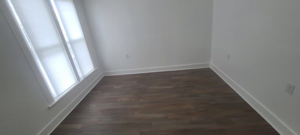 Building Photo - 143 W 1st St