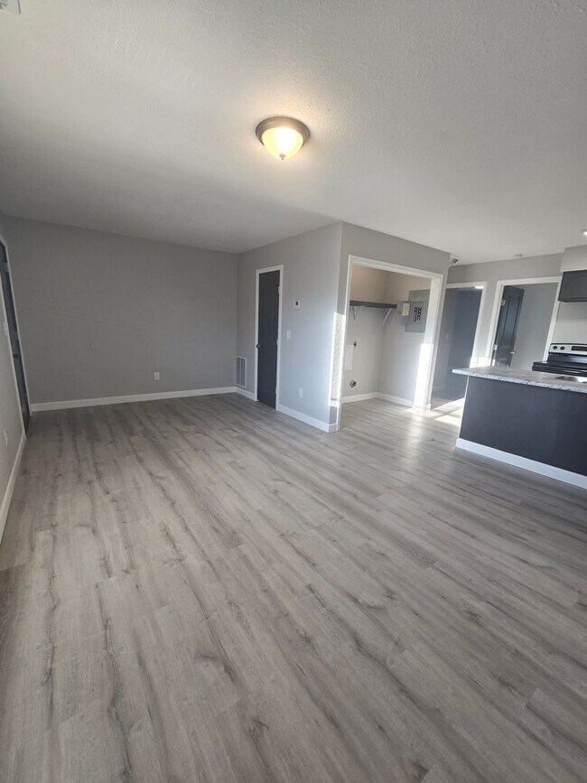 Building Photo - 2 Bedroom , 1 Bathroom Apartment!