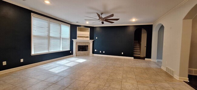 Building Photo - Gorgeous 5 bedroom 3 full bath home for rent