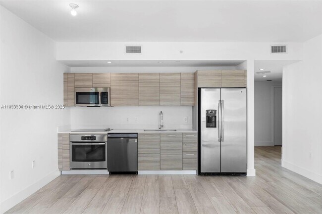 Building Photo - 121 NE 34th St