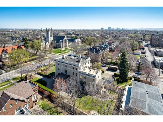 Building Photo - 808 Summit Ave