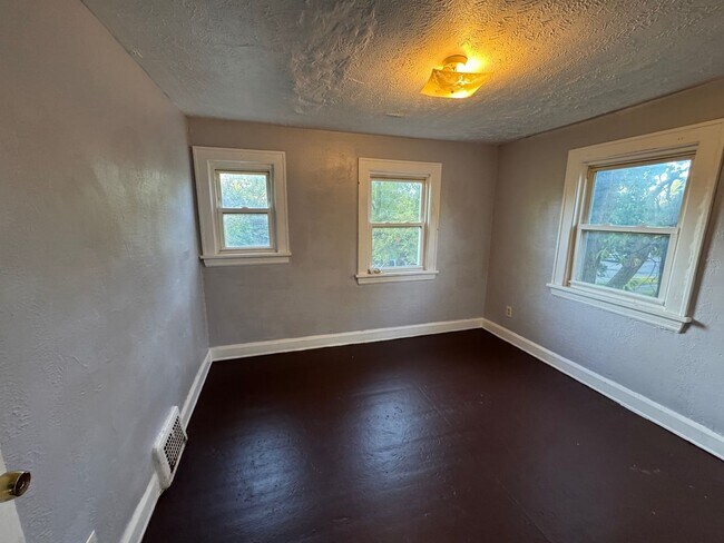 Building Photo - Charming 3-Bedroom Single Family Home Now ...