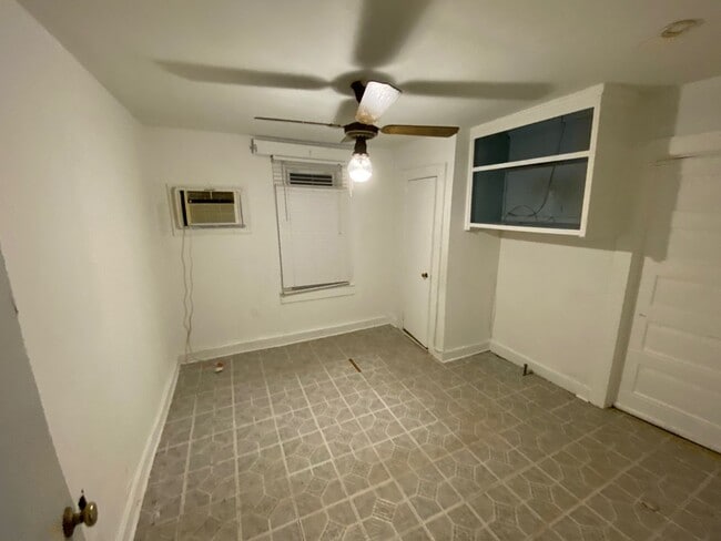 Building Photo - 2 bedrooms 1 bath - Large Yard