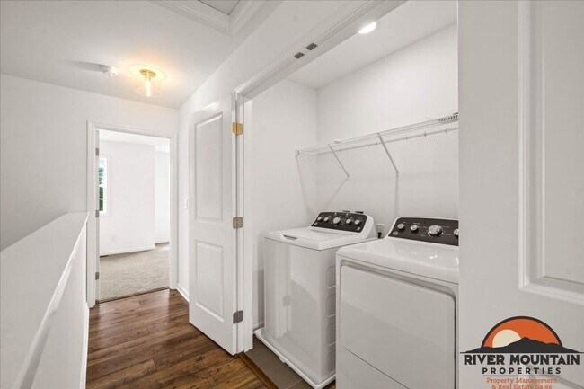 Building Photo - Well-Located Townhome with Private Off-Street Parking