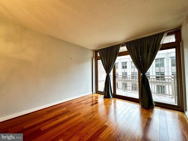 Building Photo - 888 N Quincy St