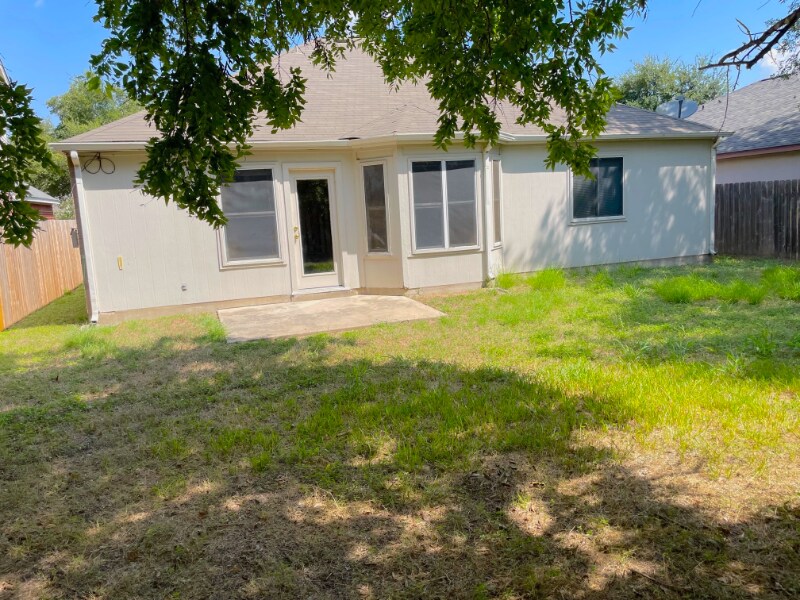 Building Photo - 218 Sunshadow Dr