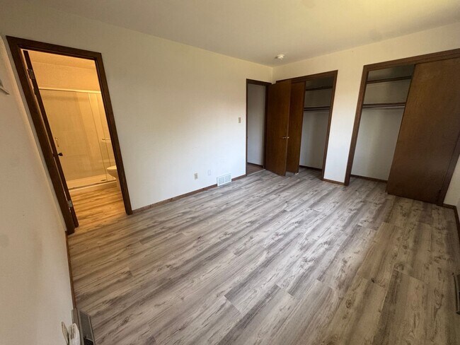 Building Photo - Newly updated Three Bedroom Available In Triplex in Meadowglen